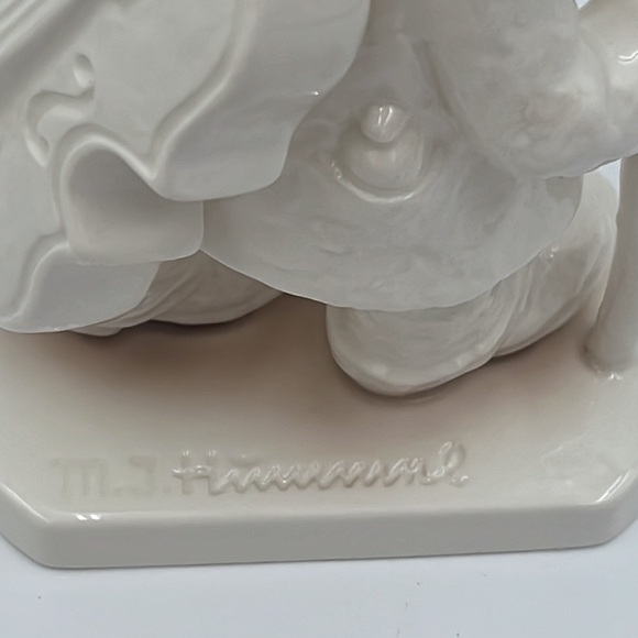 M.J.Hummel Expressions of Youth #164 “ Little Cellist”
Hum 89/11 - Picture 8 of 12